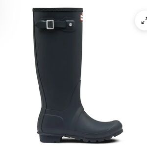 Original Hunter Tall Rain Boot in Navy size 8 (slightly damaged)